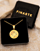 Gouden ketting met vier letters in sieradendoosje