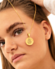 Model met gouden naam ketting