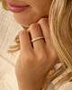 Gouden ring met steentjes om vinger