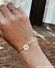 Gouden armband bij influencer