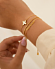 Gouden armparty bij model