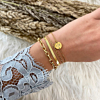 Gouden schakelarmbandjes combinatie met witte kanten top