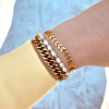 Gouden armband met blaadjes om pols