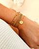 Gouden armbanden op het strand