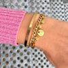 Muntjes armband om de hand voor een leuke look