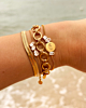 Zomerse armparty met gouden armbanden