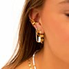 Model draagt gouden ear cuffs