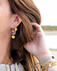 Mix van gouden oorringen en ear cuffs