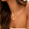 Model draagt gouden initial ketting