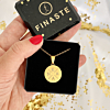 gouden ketting met vier initialen in doosje in hand