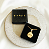 Mooie gouden ketting met drie letters in een sieradendoosje