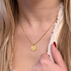 Leuke gouden ketting om de hals voor een complete look