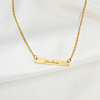 gouden ketting met bar in sierletters voor een leuke look