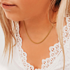 Gouden mesh ketting gecombineerd met kanten witte top