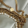 Gouden chunky chain armbanden met gravering en parels op satijn