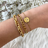 Gouden armparty met initial armbandje en schakelarmbanden