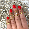 Gouden ringen voor om de hand voor een complete look