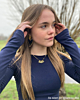 Influencer draagt gouden ketting