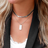 Trendy ketting choker om de hals met een ketting met gravering