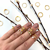 leuke gouden ringen om de hand voor een complete look