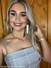 Gouden sieraden look bij influencer