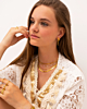 Model draagt gouden sieraden look