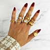 gouden ringen om hand voor trendy look