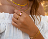 Mix van gouden en roze sieraden