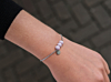 Charming armband lila kraaltjes om pols