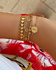 Gouden armparty bij model