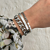 Trendy armband met pearl en chain om te kopen