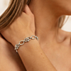 Model draagt zilveren armband met chains