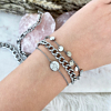 Combinatie van trendy armparty om pols