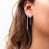 ZIlveren oorbellen en ear cuff in oor