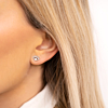 Model draagt Lucky eye stud oorbellen