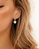 Heart & pearl earrings gedragen in oor