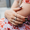 Mix van zilveren ringen om hand model