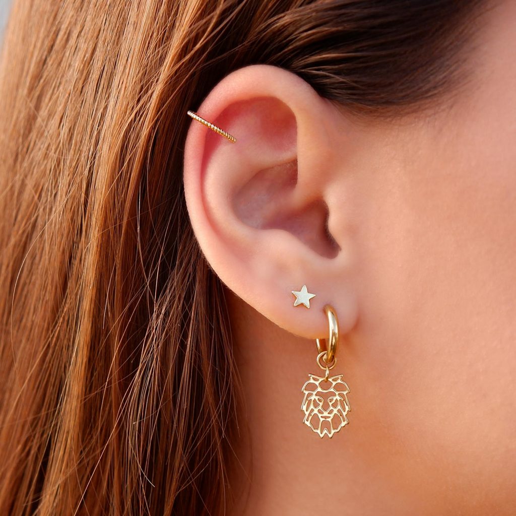 gouden ear cuff in oor