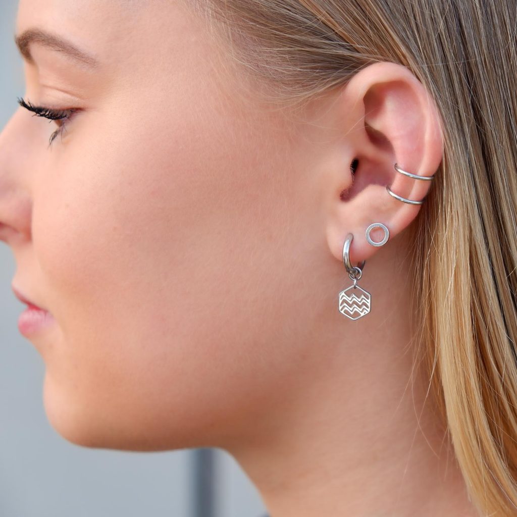 dubbele zilveren ear cuff bij meisje in oor