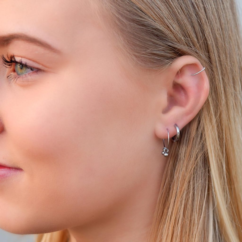 zilveren gedraaide ear cuff in oor