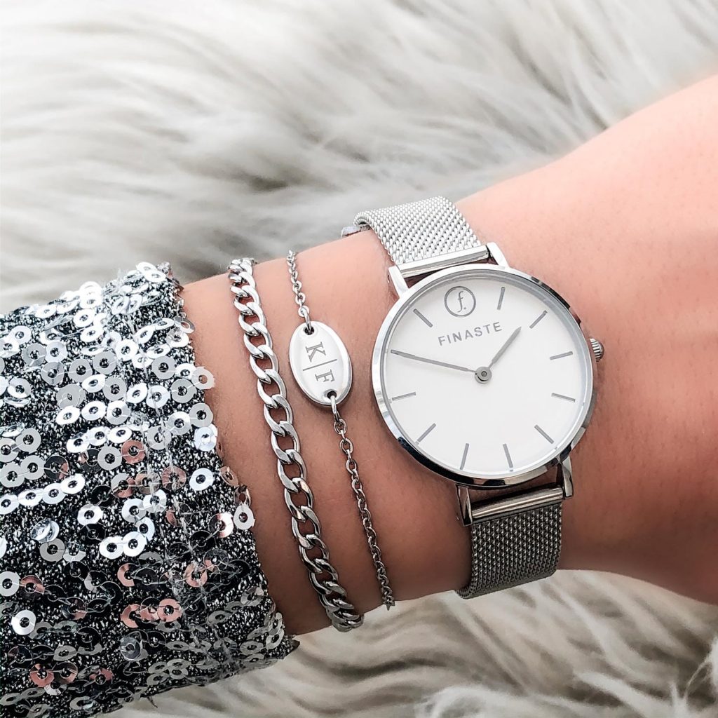 horloge met zilveren armbandjes