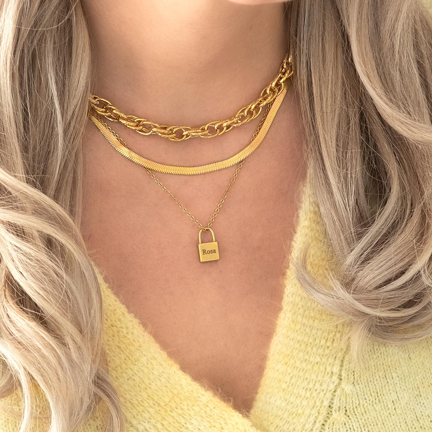 Drie gouden kettingen met chunky chain en slotje