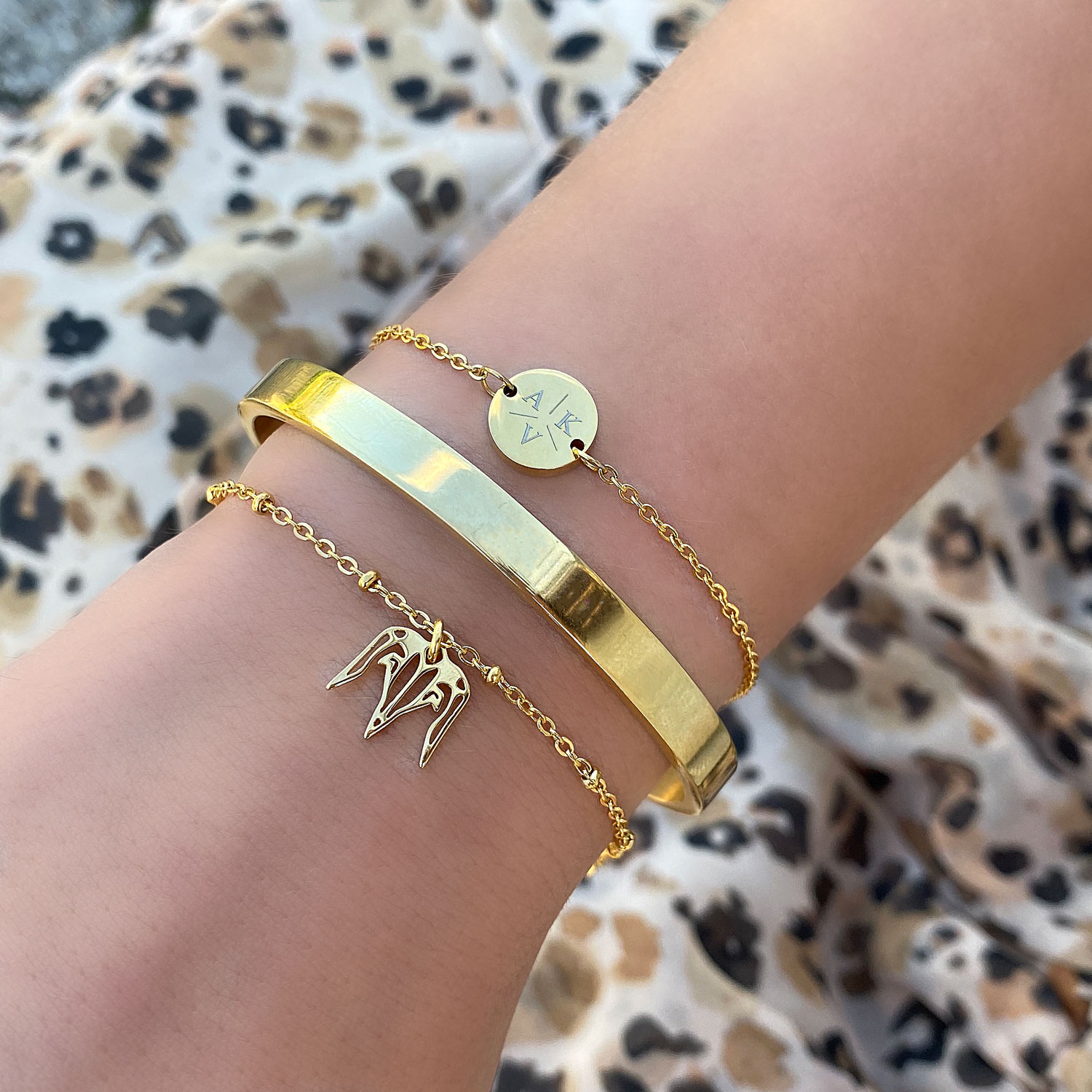 Gouden armbanden met bangle gravering en sterrenbeeld