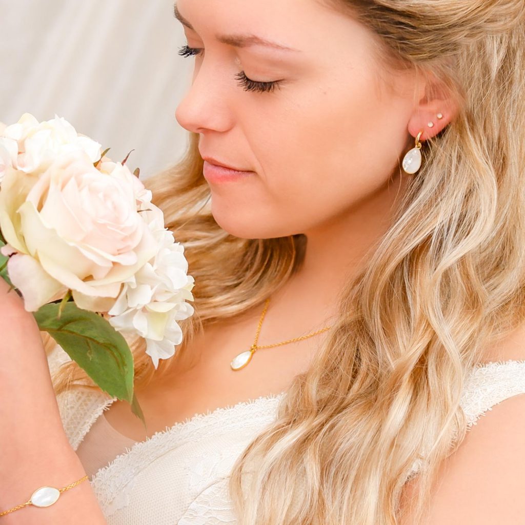 sieraden goud kleurig met parelmoer druppels