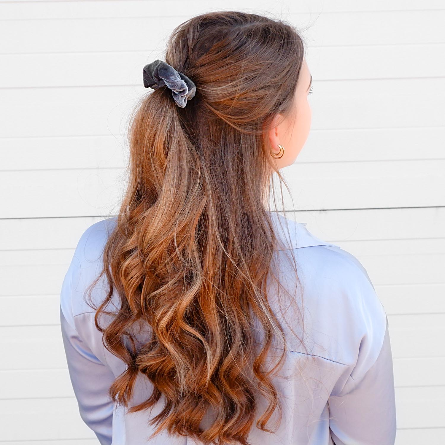 grijze velvet scrunchie in haar