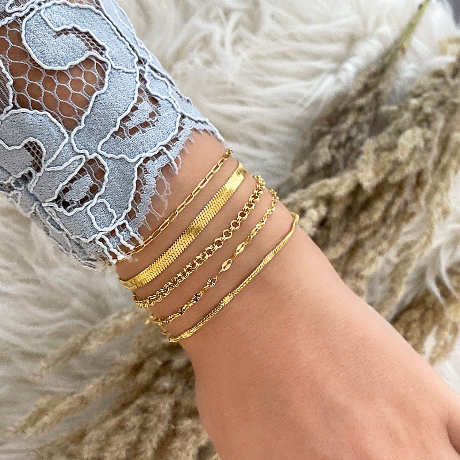 gouden armparty om pols