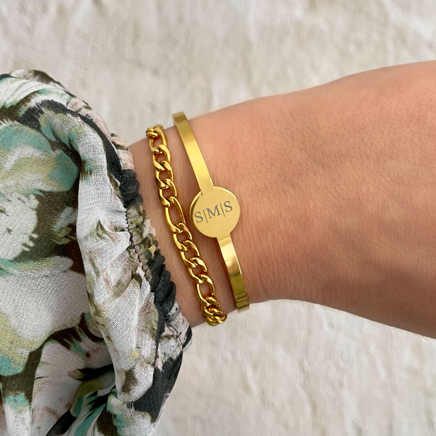 gouden armparty met graveerbare bangle