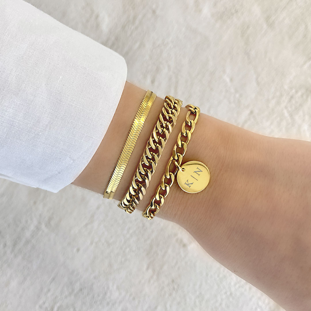 gouden armparty met gravering