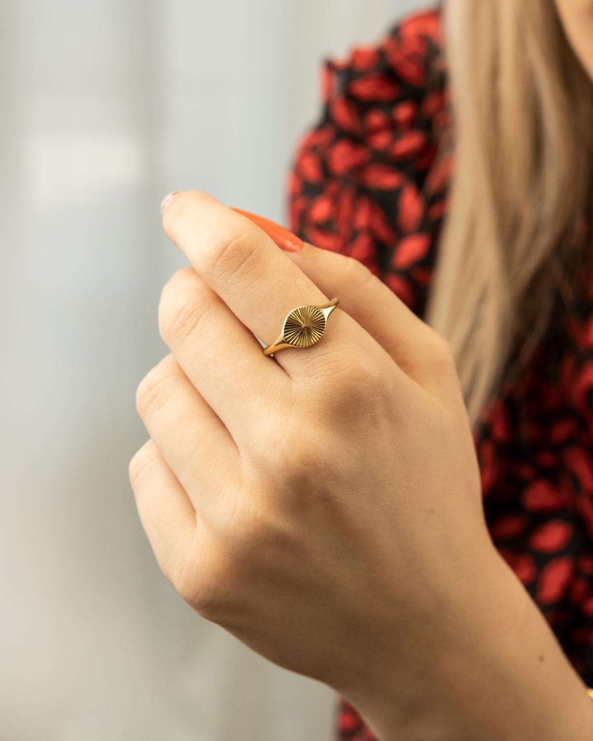 vrouw draagt gouden star ring