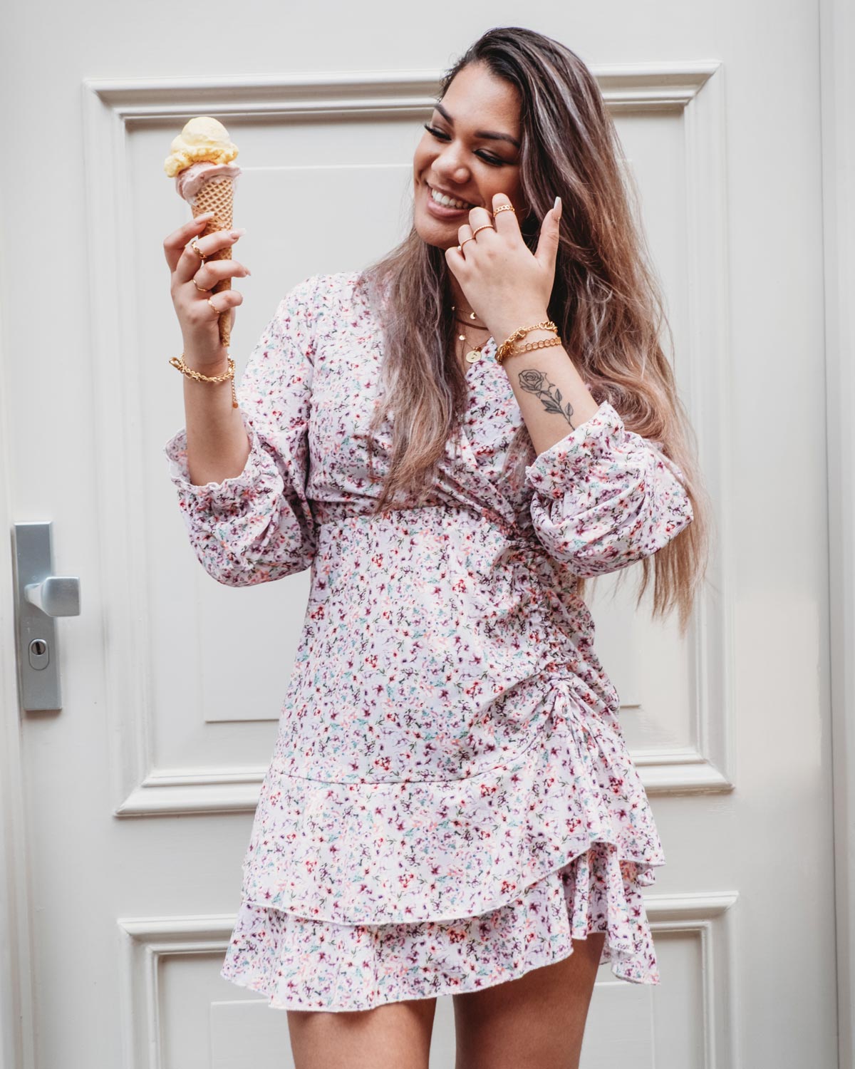 vrouw met ijsje draagt zomerjurkje met bloemen